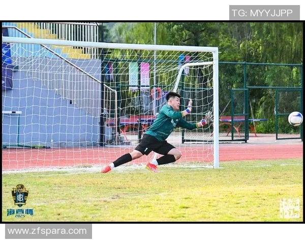 足球巨星赛后豪爽大口吃鸡腿引发球迷热议瞬间成为网络趣味话题